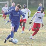 Langenbochums Abwehrspieler Stephen Fanenstich erläuft einen Ball im Spiel gegen SF Wanne-Eickel.