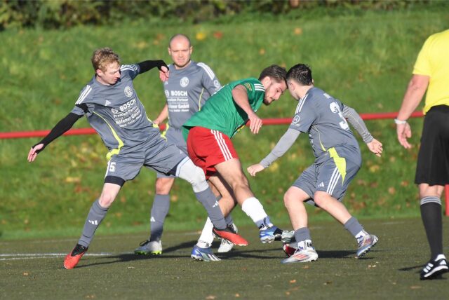 Die SG Arminia/Victoria mit Abwehrchef Patrick Höfener (2v.l.) und Thomas Welskopf (l.) unterlagen am Ende dem SC Constantin Herne.