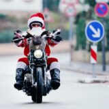 Ein Mann fährt, verkleidet als Weihnachtsmann, auf einer Harley-Davidson
