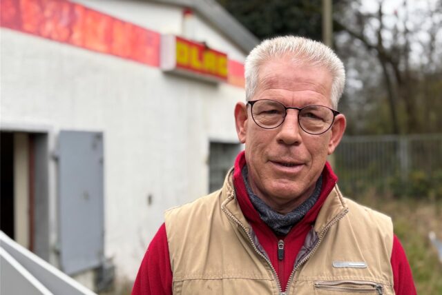 Christian Emmerich, Vorsitzender der DRLG Kreisgruppe Castrop-Rauxel, vor dem Vereinsheim am Kanal, das Ende 2024 wegen wiederholter Wasserschäden aufgegeben wird.