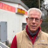 Christian Emmerich, Vorsitzender der DRLG Kreisgruppe Castrop-Rauxel, vor dem Vereinsheim am Kanal, das Ende 2024 wegen wiederholter Wasserschäden aufgegeben wird.