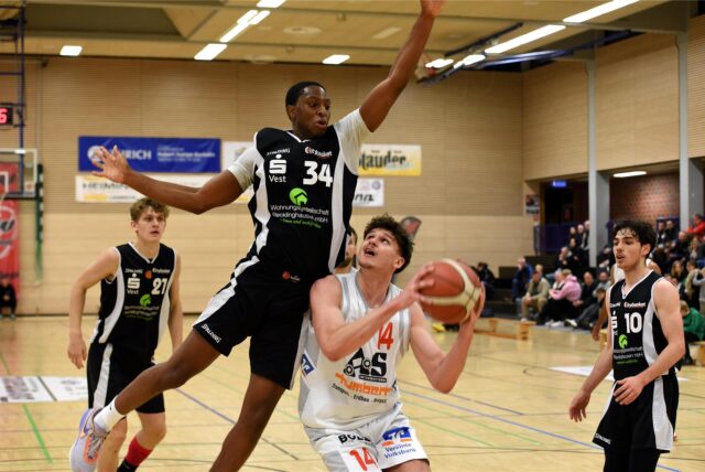 Jalen Rosemond verteidigt gegen Tarik Jakupovic