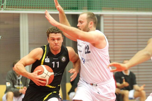 Der Marler BC wehrt sich nach Kräften: Erst in der Schlussphase ging Julian Wesselbaum und seinem Team gegen Citybasket Recklinghausen II und Magnus Langkau die Puste aus.