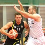 Der Marler BC wehrt sich nach Kräften: Erst in der Schlussphase ging Julian Wesselbaum und seinem Team gegen Citybasket Recklinghausen II und Magnus Langkau die Puste aus.
