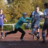 Langenbochums Torhüterin musste im Spiel beim SV Titania Erkenschwick dreimal hinter sich greifen. In dieser Szene kommt Carolin Drees zum Schuss, die sich später am Knie verletzte.