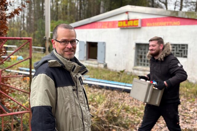 Michael Trösken, Geschäftsführer bei der DRLG Kreisgruppe Castrop-Rauxel, vor dem Vereinsheim am Kanal, das Ende 2024 wegen wiederholter Wasserschäden aufgegeben wird.