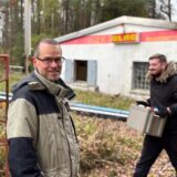 Michael Trösken, Geschäftsführer bei der DRLG Kreisgruppe Castrop-Rauxel, vor dem Vereinsheim am Kanal, das Ende 2024 wegen wiederholter Wasserschäden aufgegeben wird.