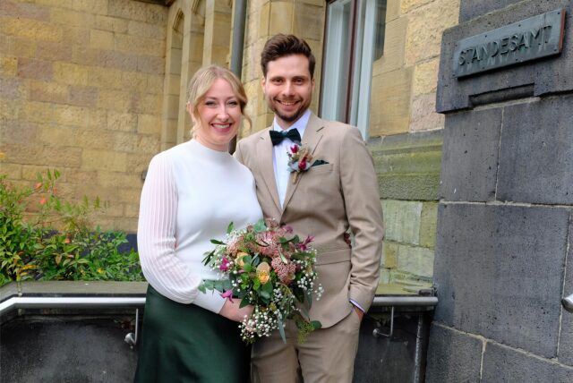 Die Eheleute Carolina Poscher und Marvin Wagemakers nach ihrer Trauung vor dem Rathaus in Recklinghausen