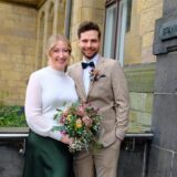 Die Eheleute Carolina Poscher und Marvin Wagemakers nach ihrer Trauung vor dem Rathaus in Recklinghausen