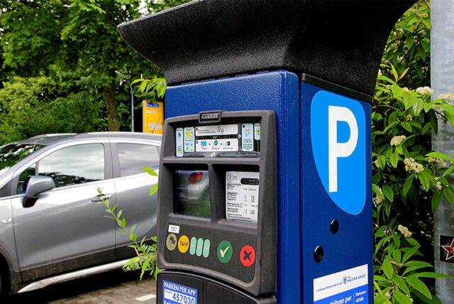 Ein Parkscheinautomat auf einem Parkplatz in Haltern.