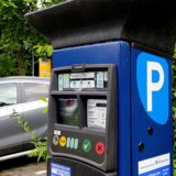Ein Parkscheinautomat auf einem Parkplatz in Haltern.