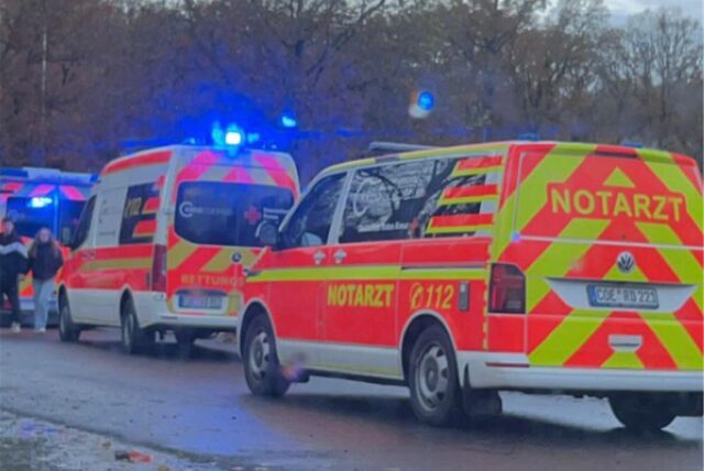 Mehrere Rettungswagen versammeln sich am Sportplatz des SV Südkirchen.