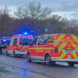 Mehrere Rettungswagen versammeln sich am Sportplatz des SV Südkirchen.