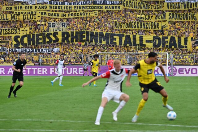BVB-Fans hissen Banner auf der Südtribüne.