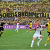 BVB-Fans hissen Banner auf der Südtribüne.