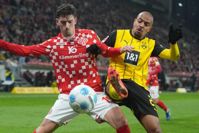 Donyell Malen im Zweikampf.