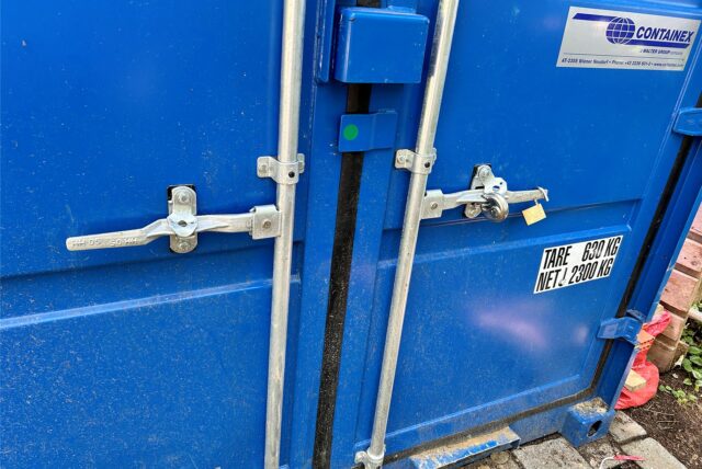 Ein blauer Baucontainer