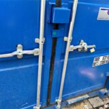 Ein blauer Baucontainer