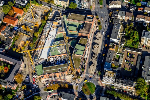Das neue Einkaufsquartier „Hertener Höfe“ an der Kaiserstraße in der Stadtmitte von oben betrachtet.