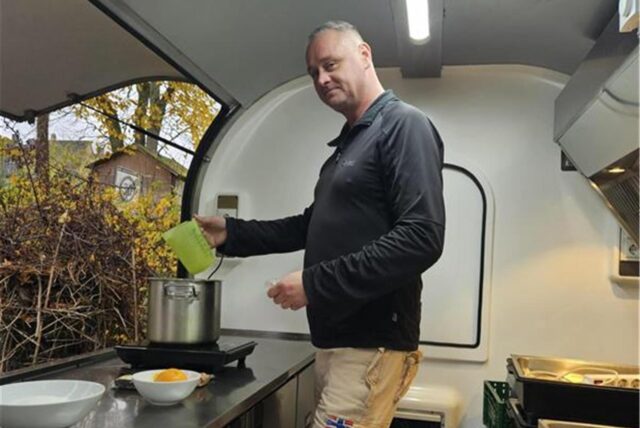 Simon Hauswirth steht in seiner mobilen Küche und kocht Chili-Glühwein.