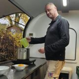 Simon Hauswirth steht in seiner mobilen Küche und kocht Chili-Glühwein.