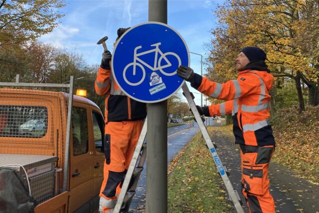 Das Reallabor Radschnellweg ist Geschichte: Mitarbeiter des zentralen Betriebshofs bauen die entsprechenden Verkehrsschilder ab.