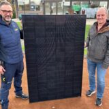 Veit Sand (Marketing und Vertrieb von der Sabosol GmbH) und Thomas Bikowski (Vorsitzender vom SuS Tennis Hervest Dorsten) präsentieren ein Modul eines Balkonkraftwerkes, das auf dem Dach des Vereinsheims installiert werden soll.