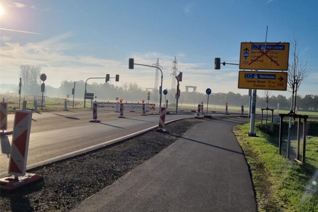 Sperrbaken stehen auf der neuen B 474n zwischen Datteln und Waltrop.