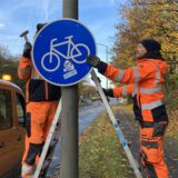 Das Reallabor Radschnellweg ist Geschichte: Mitarbeiter des zentralen Betriebshofs bauen die entsprechenden Verkehrsschilder ab.