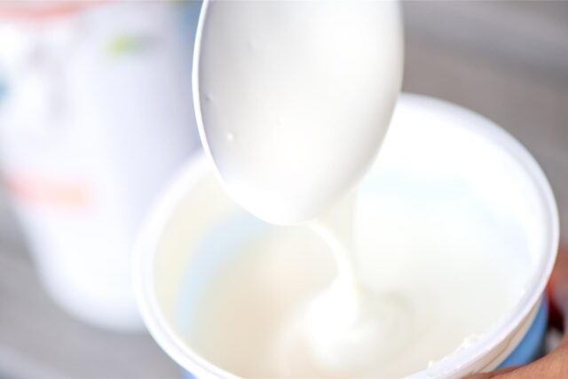 Für Milram-Joghurt gibt es eine Rückrufaktion: In Eimern können sich Kleinstteile von Kupferkabeln befinden.