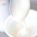 Für Milram-Joghurt gibt es eine Rückrufaktion: In Eimern können sich Kleinstteile von Kupferkabeln befinden.