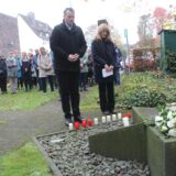 Bürgermeister Tobias Stockhoff und Dr. Kathrin Pieren, Leiterin des Jüdischen Museums Westfalen, gedachten mit weiteren Gästen der Opfer der Reichspogromnacht.
