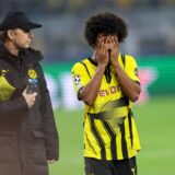 BVB-Profi Karim Adeyemi schlägt die Hände vors Gesicht.
