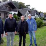 Vier Männer am Straßenrand Hohes Ufer