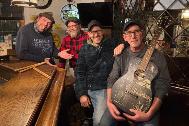 (v.l.) Christoph Urban („Urbis“), Andreas Herzmann („Rabies“), Thomas Kröger („Urbis“) und Gerd Lambertz („Desert Style“) stehen in Murphy’s Pub & Grill in Recklinghausen an der Theke