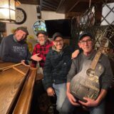 (v.l.) Christoph Urban („Urbis“), Andreas Herzmann („Rabies“), Thomas Kröger („Urbis“) und Gerd Lambertz („Desert Style“) stehen in Murphy’s Pub & Grill in Recklinghausen an der Theke