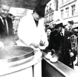 Menschen kaufen Gulasch auf dem Weihnachtsmarkt in Recklinghausen. (Historische Aufnahme)