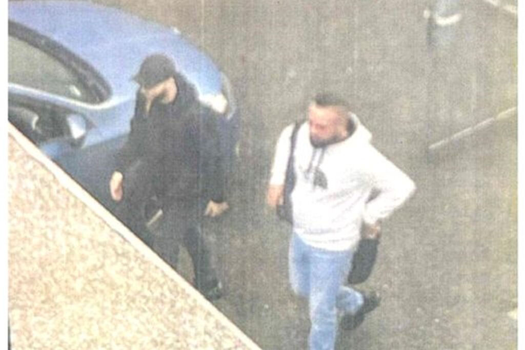 Öffentlichkeitsfahndung zeigt zwei Männer, die in einem Fall von Diebstahl und Körperverletzung in Recklinghausen als tatverdächtig gelten Öffentlichkeitsfahndung zeigt zwei Männer, die in einem Fall von Diebstahl und Körperverletzung in Recklinghausen als tatverdächtig gelten