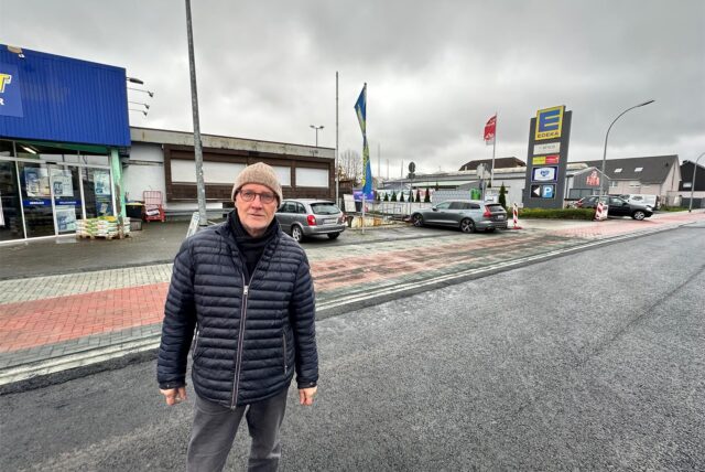 Harald Kozlowski vor seiner Getränkewelt.