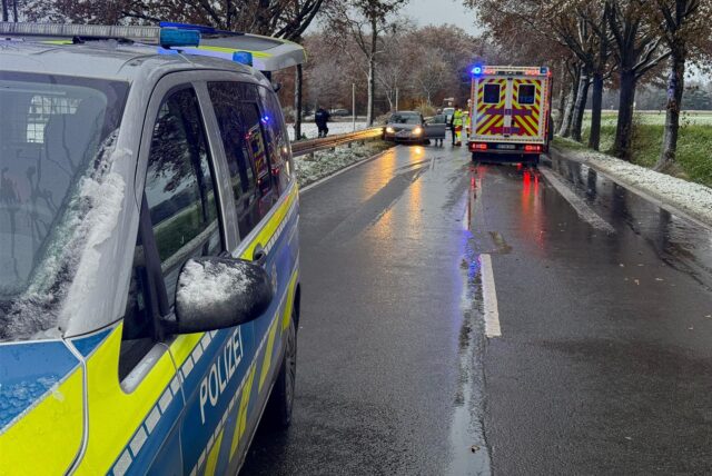Ein Polizeiwagen, ein Rettungswagen und ein verunglücktes Auto stehen auf der Straße an der Wienbecke zwischen Wulfen und Dorsten.