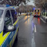 Ein Polizeiwagen, ein Rettungswagen und ein verunglücktes Auto stehen auf der Straße an der Wienbecke zwischen Wulfen und Dorsten.