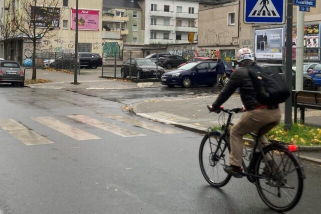 Ein Radfahrer fährt über die Lange Straße in Dortmund.