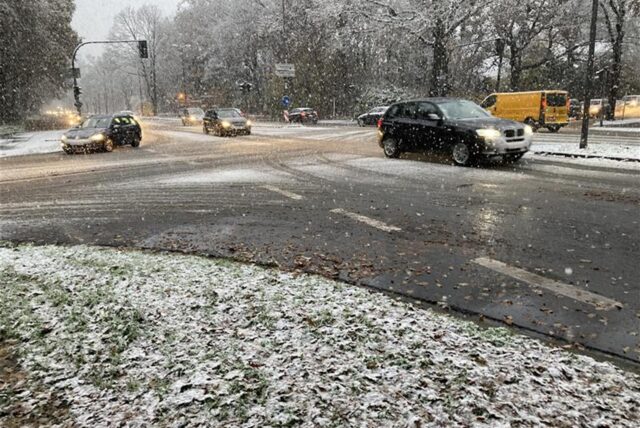Dichter Schnee fällt auf der Rappaportstraße.