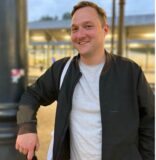 Jacob Liedtke schaut in die Kamera.