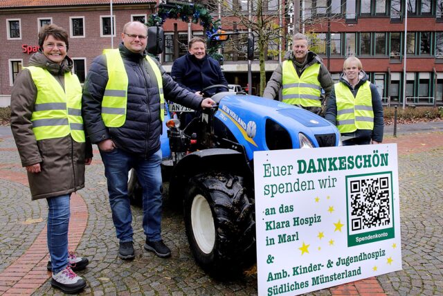 Werben für die fünfte Trecker-Lichterfahrt am 30. 11. (v.l.:) Mechthild Hawíg, Tobias Beermann, Bürgermeister Andreas Stegemann, Stefan Hawig und Maurice Oldenkott.