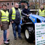 Werben für die fünfte Trecker-Lichterfahrt am 30. 11. (v.l.:) Mechthild Hawíg, Tobias Beermann, Bürgermeister Andreas Stegemann, Stefan Hawig und Maurice Oldenkott.