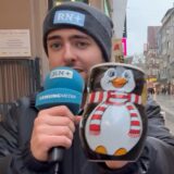 Unser Reporter hat in der Dortmunder City Passanten gefragt, was sie vom Design der diesjährigen Weihnachtstasse halten.