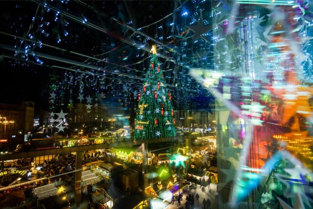 Dreimal derselbe Weihnachtsbaum in Dortmund in unterschiedlichen Farben.
