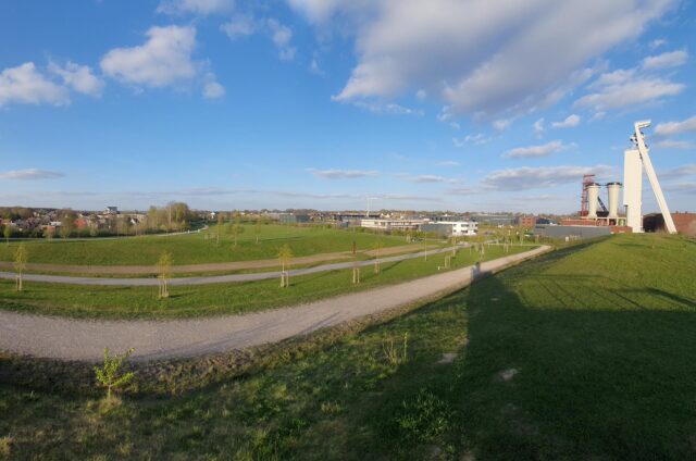 Die Allee des Wandels, ein Radweg im ländlichen Idyll. Im Hintergrund die weiße Schachtanlage der ehemaligen Zeche Schlägel & Eisen in Herten-Langenbochum.