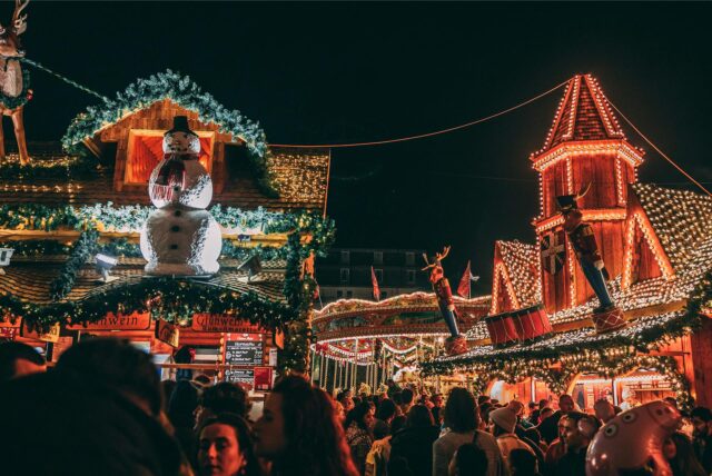 Weihnachtsmarktbuden und Beleuchtung